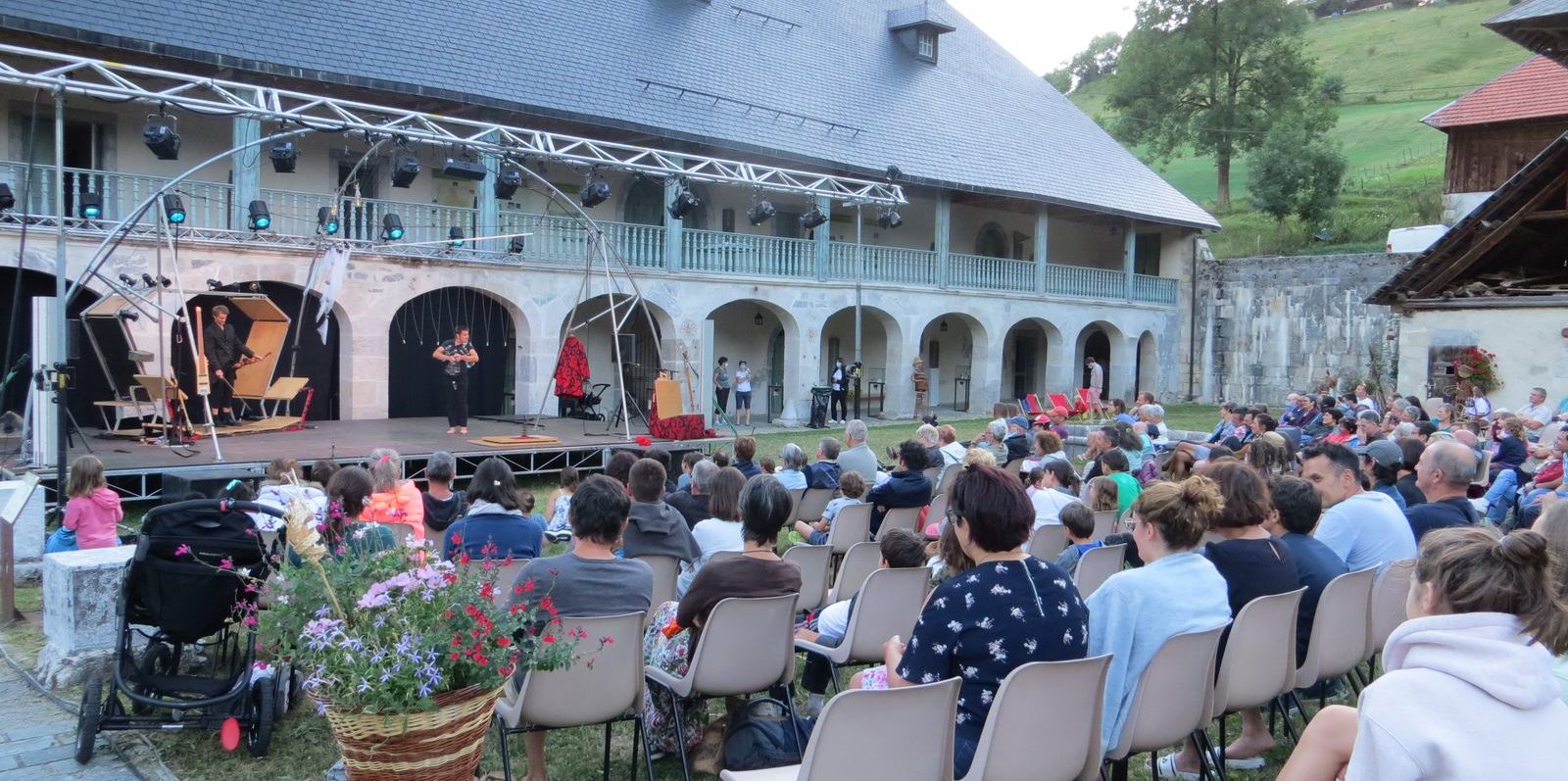 Spectacle mêlant cirque et musique à la Chartreuse d'Aillon, massif des Baugse