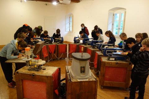 Atelier de création de figurines en bois