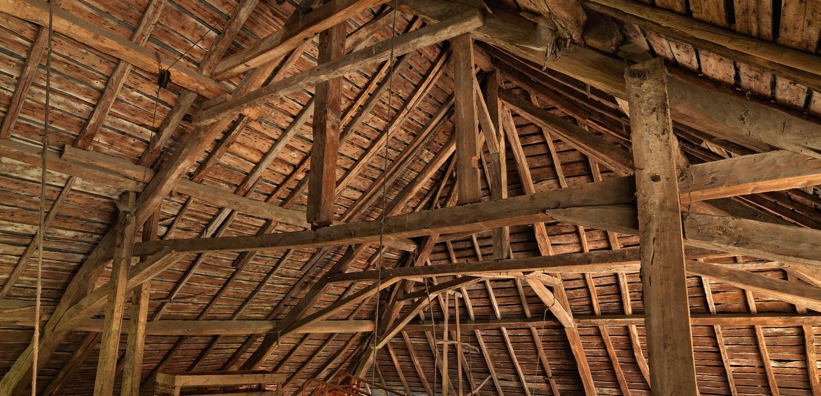 Charpente dans un bâtiment inventorié par le Parc et la Région Auvergne Rhône Alpes, dans le massif des Bauges