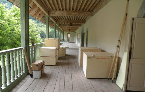 Stockage de caisses en vue du montage d'une exposition temporaire à la Chartreuse d'Aillon