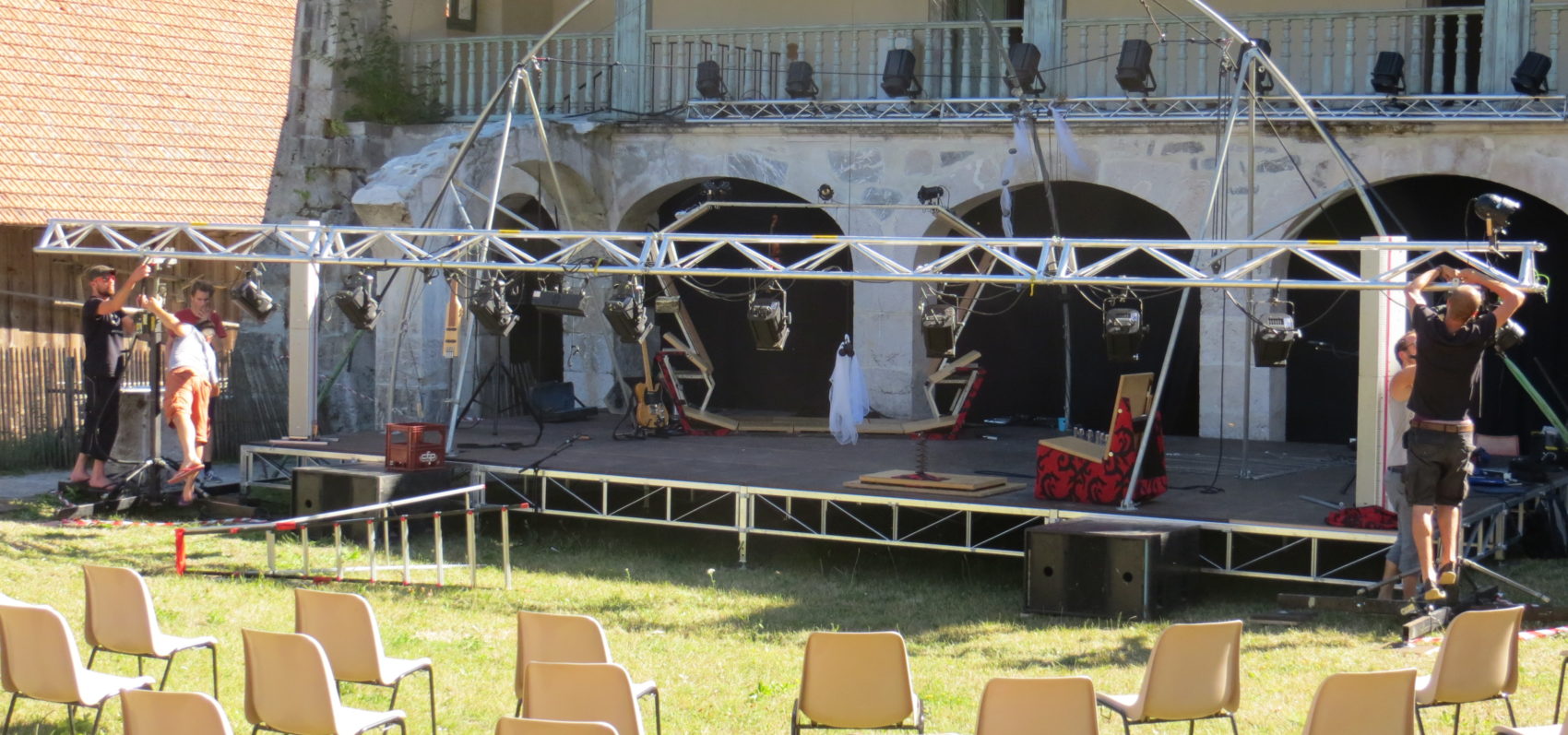 Montage de l'installation scénique destinée aux spectacles à la Chartreuse d'Aillon